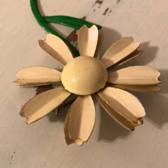 Vintage flower brooch, light yellow with green stem - Picture 5 of 7